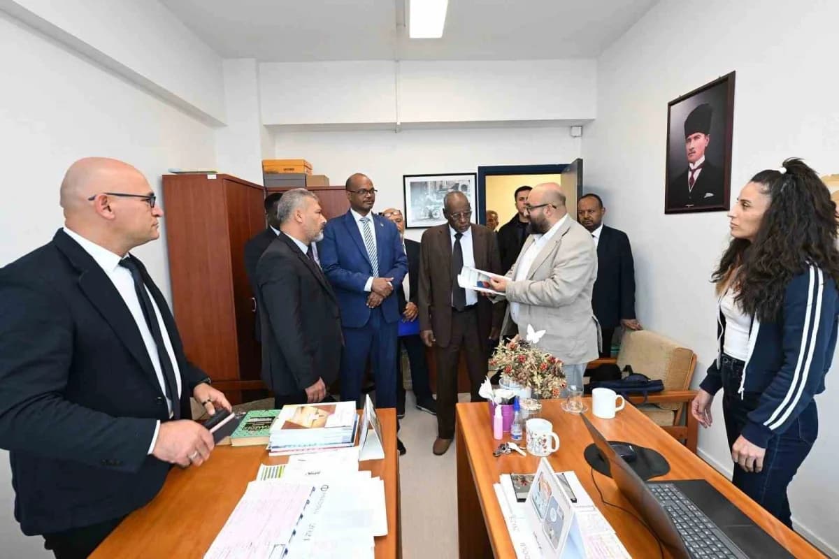 Sudan Cumhuriyeti Eğitim ve Öğretim Bakanı Dr. Tihami Zeyn Hacer başkanlığındaki heyet, Anadolu Üniversitesini Ziyaret e