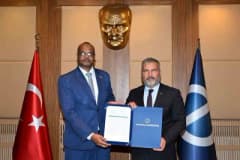 Anadolu Üniversitesi kampüsünde Sudan heyeti ve üniversite yetkilileri eğitim iş birliği protokolü imzalarken