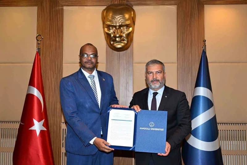 Anadolu Üniversitesi kampüsünde Sudan heyeti ve üniversite yetkilileri eğitim iş birliği protokolü imzalarken