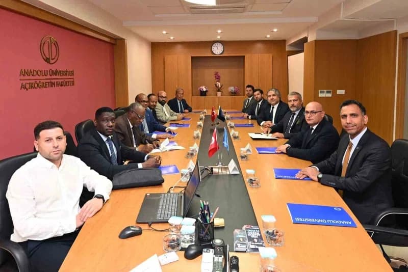 Sudan Cumhuriyeti Eğitim ve Öğretim Bakanı Dr. Tihami Zeyn Hacer başkanlığındaki heyet, Anadolu Üniversitesini Ziyaret e