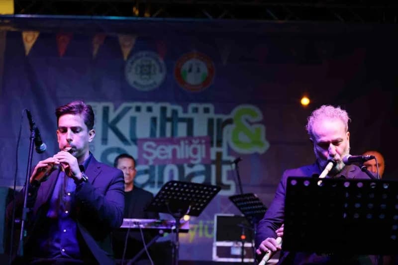 Muğla Menteşe Kent Meydanı’nda Anadolu’nun geleneksel üflemeli çalgılarıyla sahne alan sanatçılar konser verirken