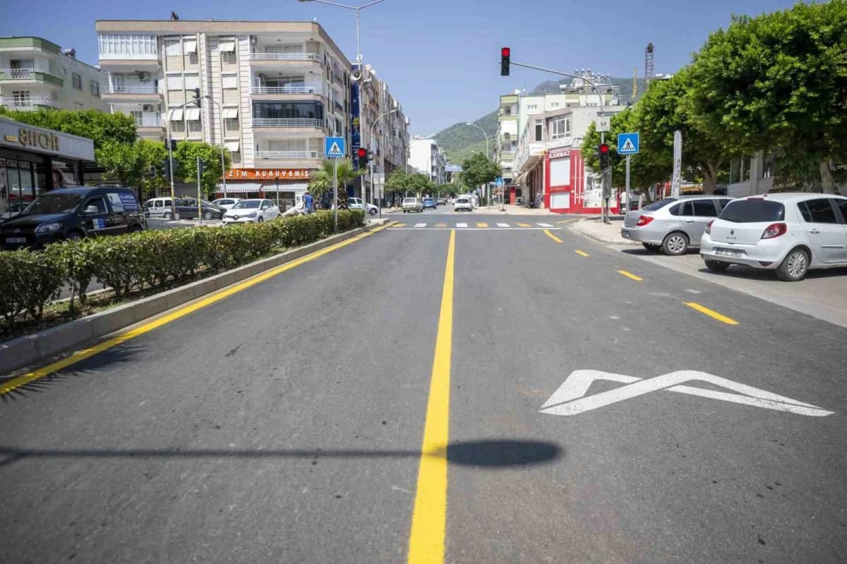 Mersin’de ulaşım konforunu artırmak amacıyla yürütülen çalışmalar kapsamında Anamur’da 3 caddede toplam 4 bin 132 ton sı