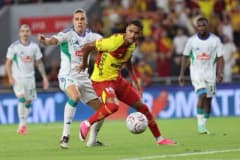 Göztepe forması giyen Andre Henrique maç sırasında top sürerken