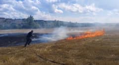Karabük Eflani ilçesinde itfaiye ekiplerinin müdahale ettiği anız yangını