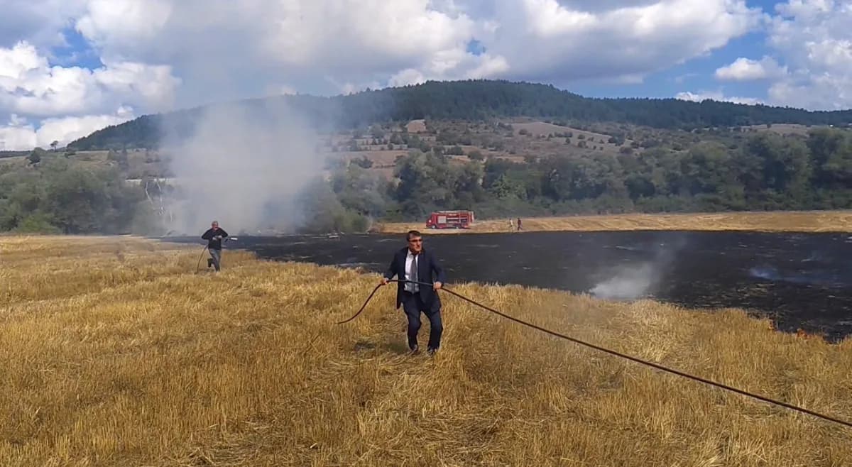 Karabük'ün Eflani ilçesinde çıkan anız yangını, itfaiye ekiplerinin müdahalesiyle büyümeden söndürüldü.