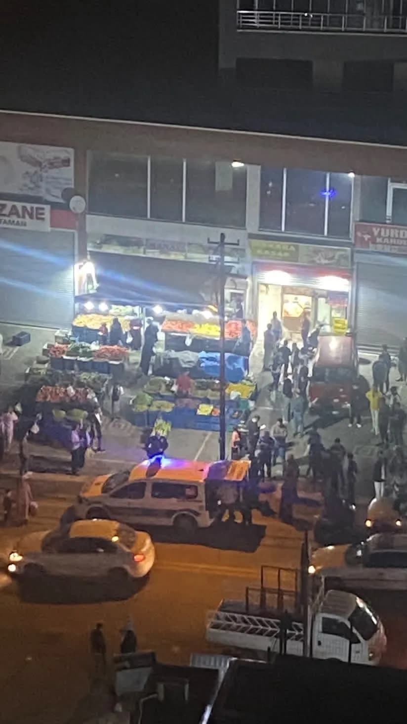 Ankara Altındağ'da manav esnafı arasında çıkan sopalı kavga anı cep telefonu kamerasında