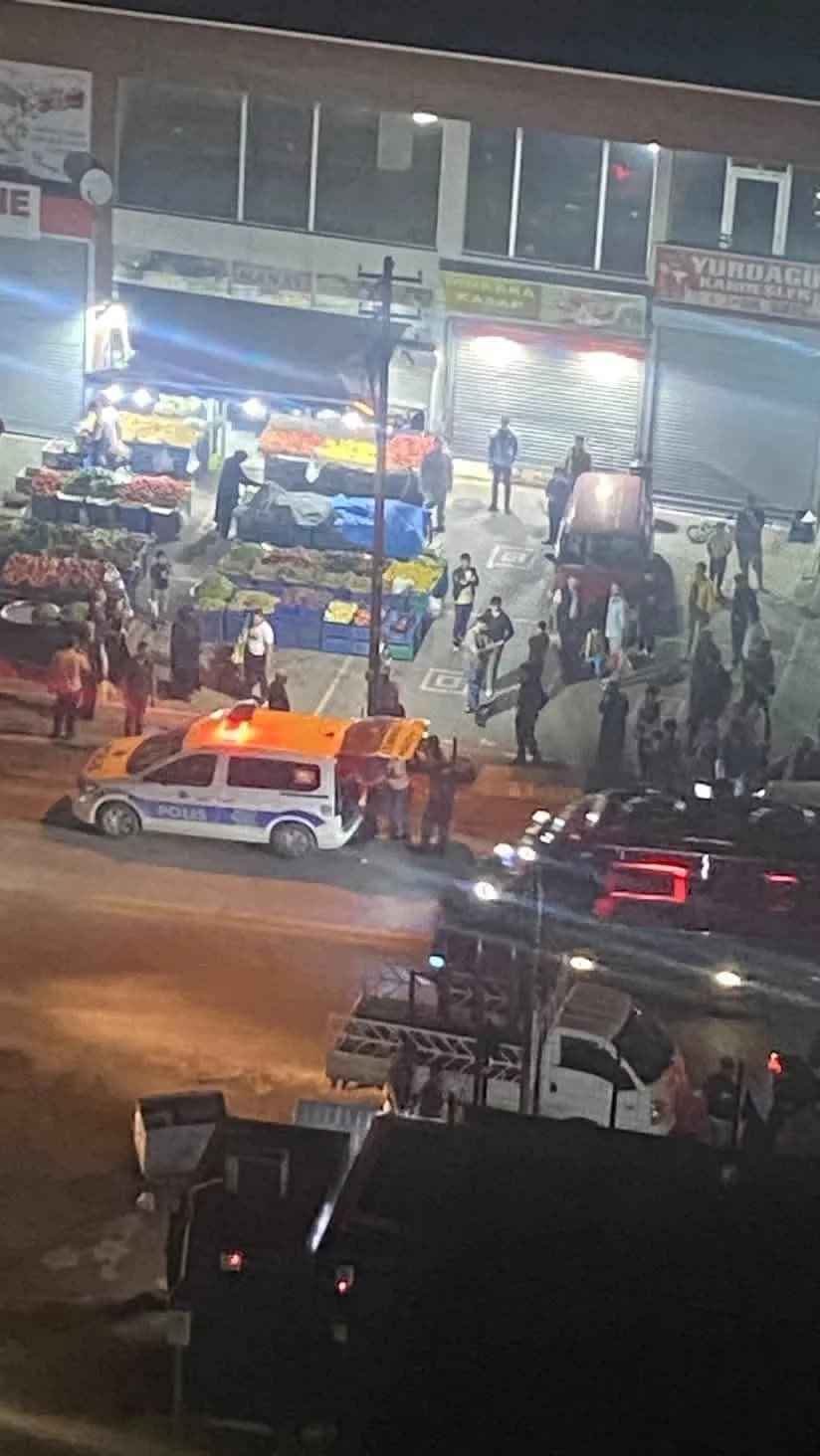 Ankara’nın Altındağ ilçesinde, manav esnafı arasında çıkan sopalı kavga bir vatandaşın cep telefonu kamerasına yansıdı.