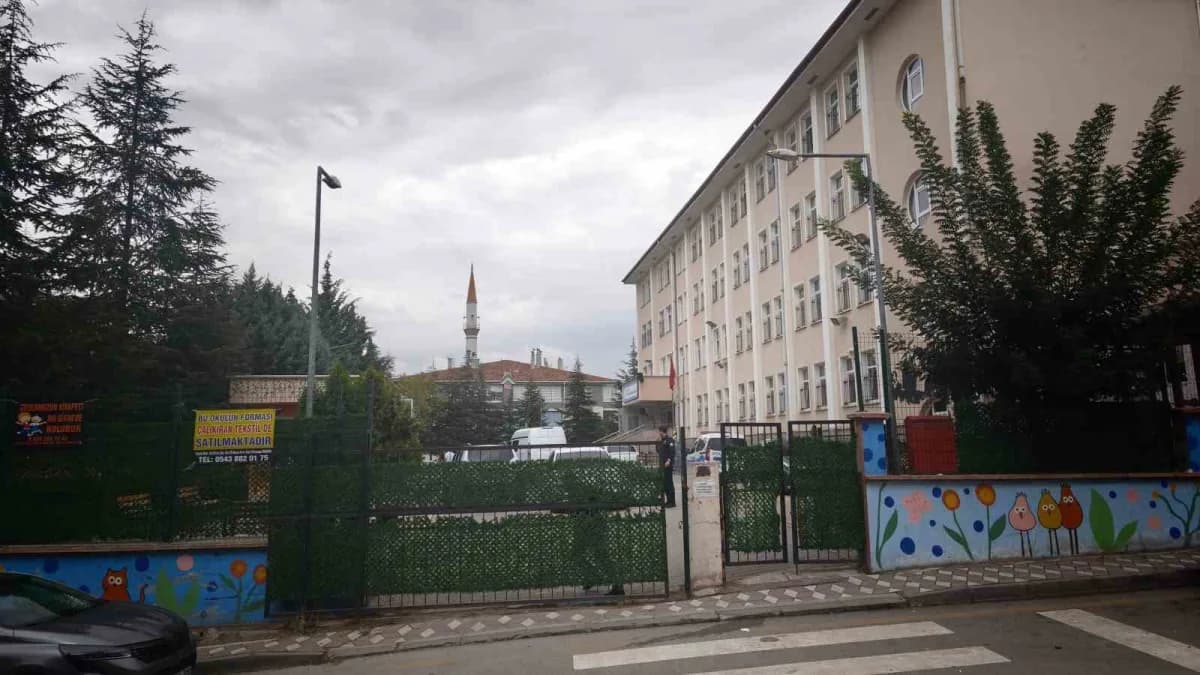 Ankara'nın Etimesgut ilçesindeki bir ilkokulun bahçesinde boşanma aşamasındaki eşi tarafından bıçaklanan kadın hayatını