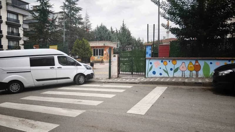 Ankara'nın Etimesgut ilçesindeki bir ilkokulun bahçesinde boşanma aşamasındaki eşi tarafından bıçaklanan kadın hayatını