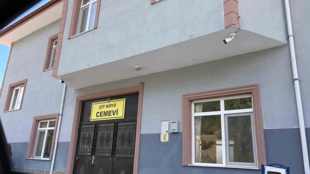 Ankara Çubuk'ta park halindeki otomobilde ölü bulunan iki kişinin cenaze töreninden görüntü
