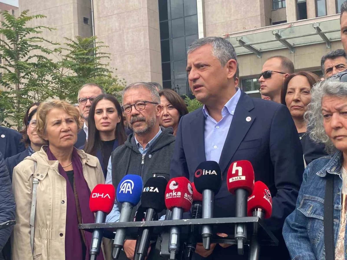 Ankara Adliyesi'nde görülen gar saldırısı davasını takip eden Yeni Parti Genel Başkanı Özgür Özel, “Buradaki katliam ins