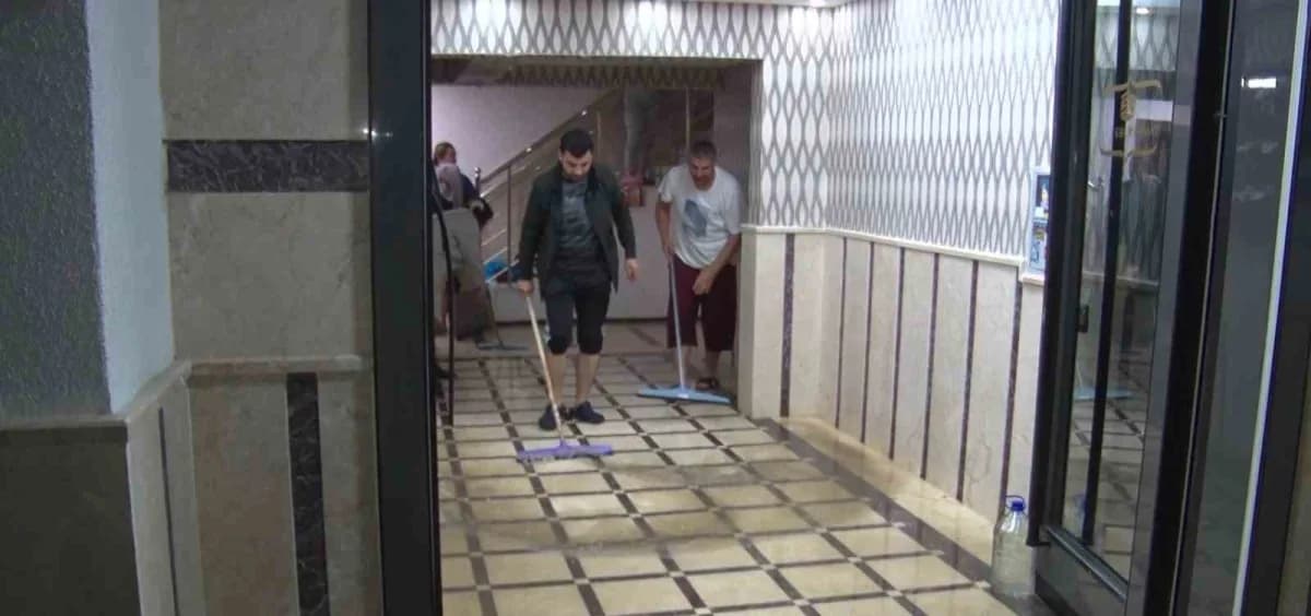 Ankara’da gece saatlerinde başlayan sağanak yağış kent merkezinde etkili oldu. Keçiören ilçesinde kanalizasyon taşması s