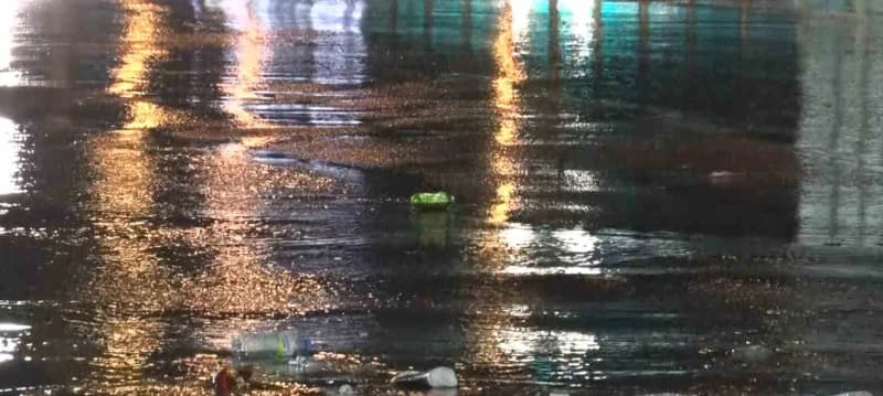 Ankara Keçiören’de gece saatlerinde sağanak yağış sonrası taşan kanalizasyon suları apartman giriş katlarını bastı