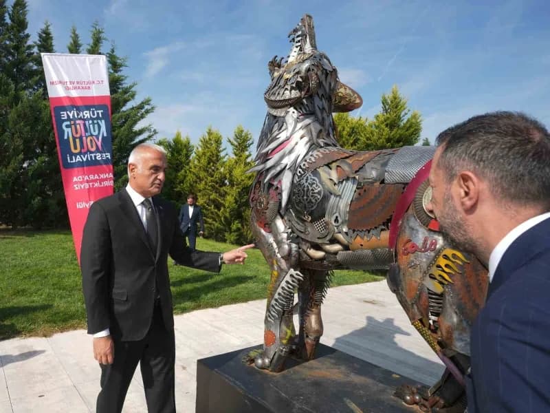 Ersoy, program kapsamında ‘Ankara Resimleniyor', ‘genç Sanat: 7. Afiş Tasarım Yarışması', ‘renklerin Buluşması ve İki Kü