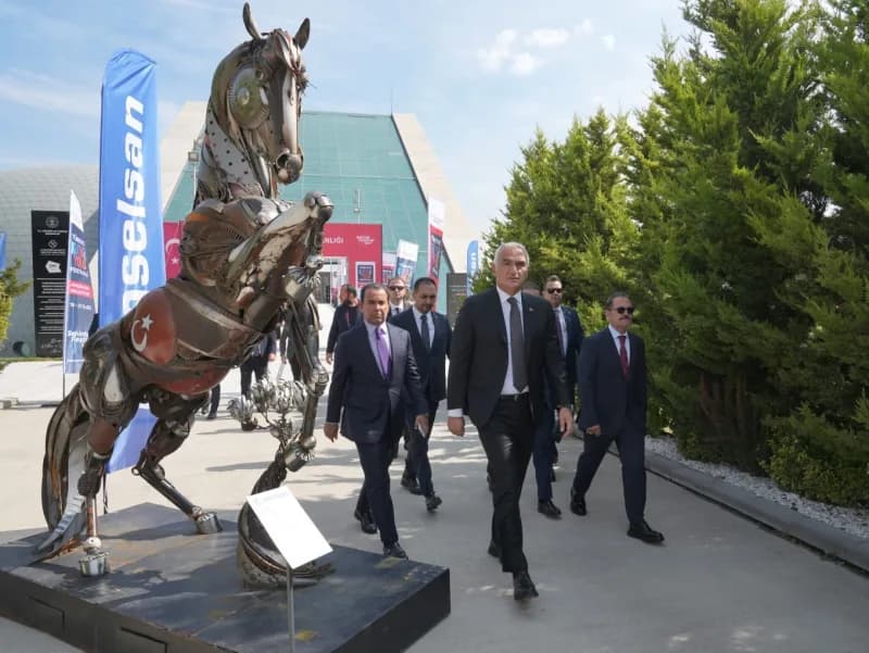 Ersoy, program kapsamında ‘Ankara Resimleniyor', ‘genç Sanat: 7. Afiş Tasarım Yarışması', ‘renklerin Buluşması ve İki Kü