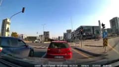 Ankara Etimesgut'ta yolun karşısına geçmeye çalışan genç kıza motosikletli kurye çarparak yaralanmasına ilişkin olay yer