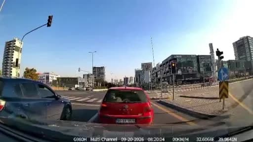 Ankara Etimesgut'ta yolun karşısına geçmeye çalışan genç kıza motosikletli kurye çarparak yaralanmasına ilişkin olay yer
