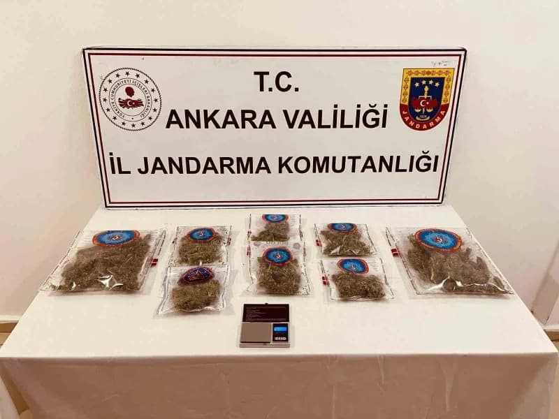 Ankara’da jandarma ekiplerinin narkotik operasyonunda ele geçirilen uyuşturucu maddeler ve ekipler