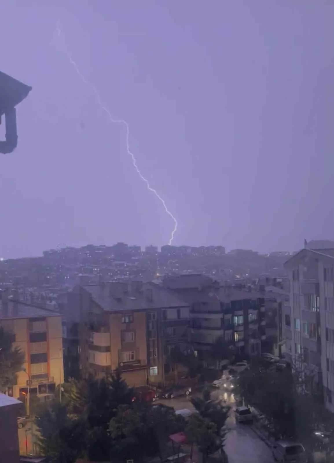 Ankara'da sağanak yağış etkili oldu.