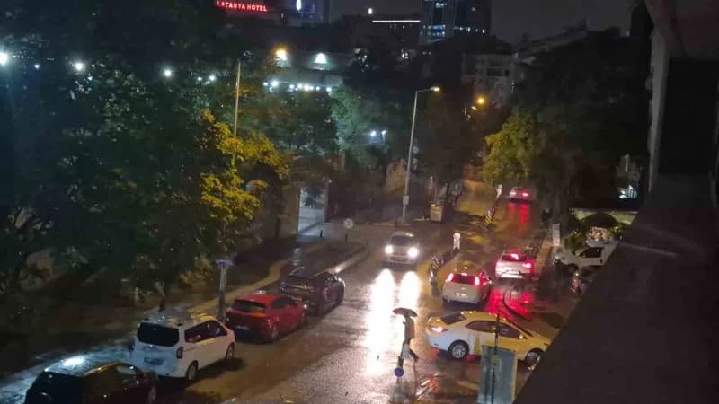 Ankara’da sağanak yağış sonrası suyla dolan sokaklar ve trafikte aksama