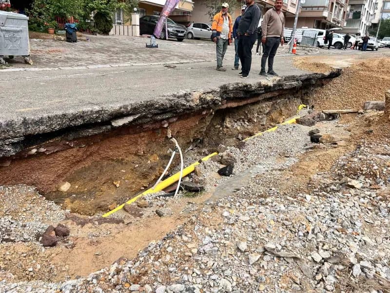 Gülgün Sokak'ta sel sularının çekilmesinin ardından yolda çöküntüler oluştuğu görüldü