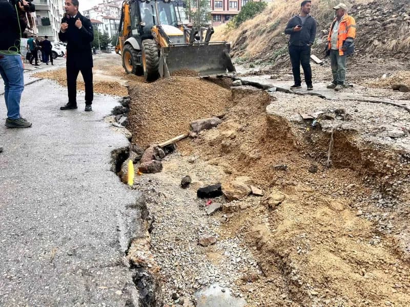 Gülgün Sokak'ta sel sularının çekilmesinin ardından yolda çöküntüler oluştuğu görüldü