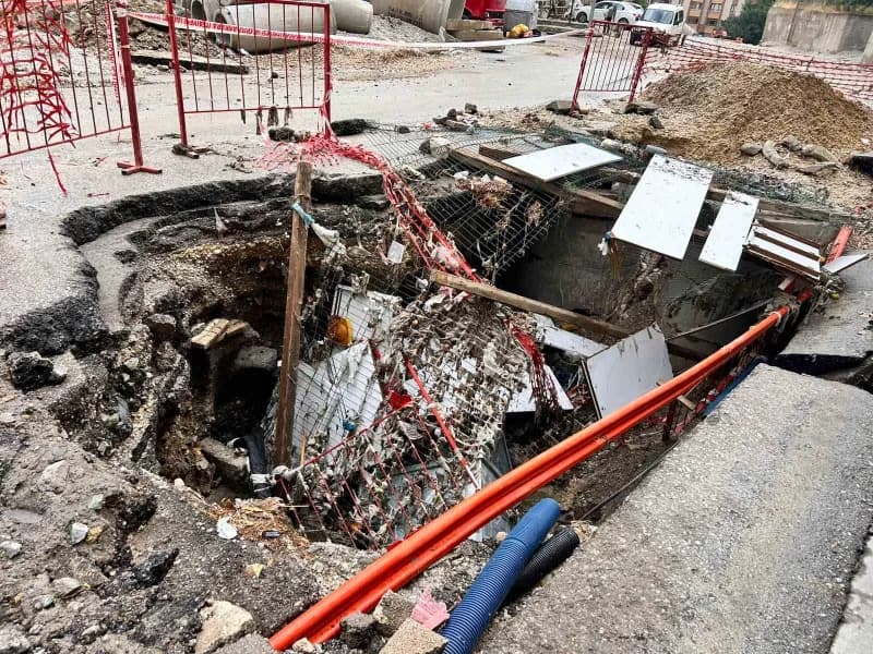 Ankara Keçiören Gülgün Sokak’ta sel sonrası yolda oluşan büyük çukur ve çevresinde park halindeki araçlar