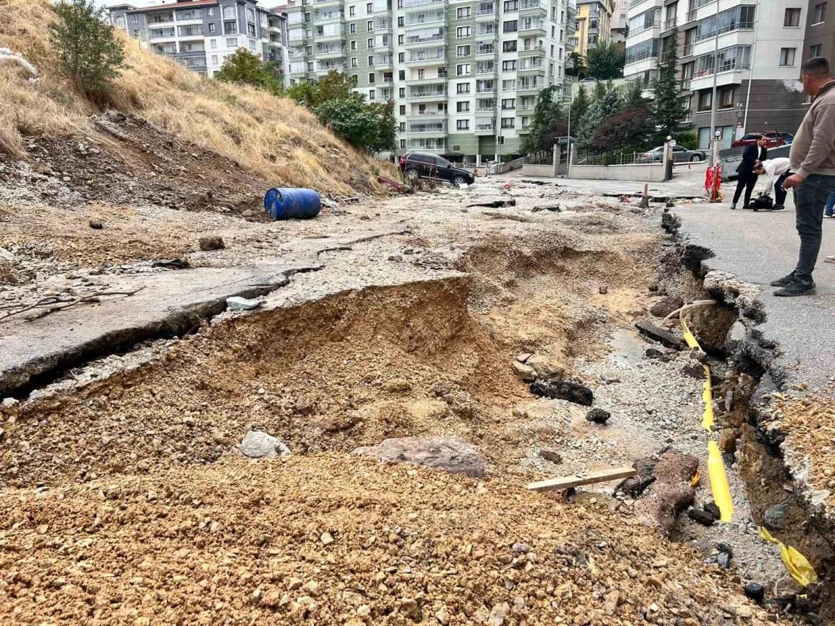 Gülgün Sokak'ta sel sularının çekilmesinin ardından yolda çöküntüler oluştuğu görüldü