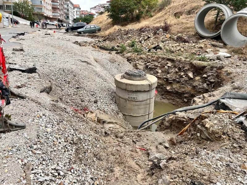 Gülgün Sokak'ta sel sularının çekilmesinin ardından yolda çöküntüler oluştuğu görüldü