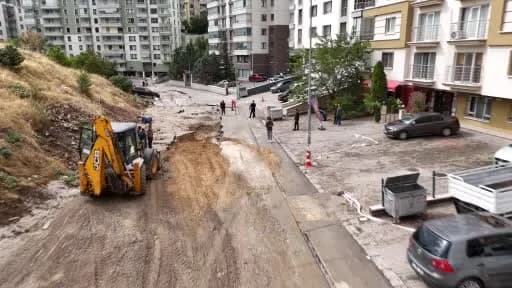 Ankara Keçiören Gülgün Sokak’ta sel sonrası yolda oluşan büyük çukur ve çukura saplanan araçlar