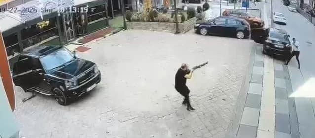 Ankara Çankaya'da spor salonu önünde yaşanan silahlı kavga anlarına ait güvenlik kamerası görüntüsü