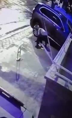Ankara Sincan'da bir apartman otoparkında demir bariyer çalınması güvenlik kamerası görüntüsü