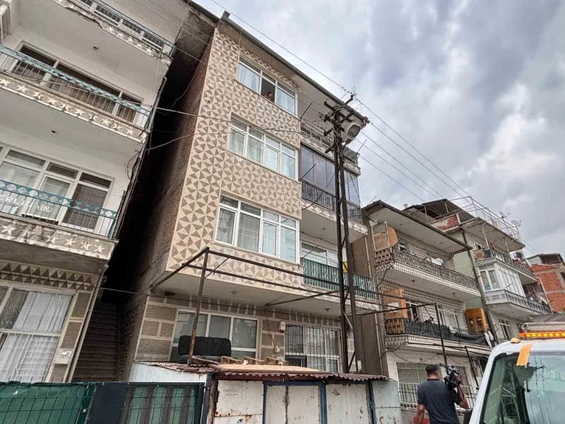 Ankara Yenimahalle’de üç arkadaşını öldürüp intihar eden zanlının yaşadığı apartman ve çevresi