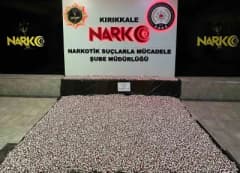 Kırıkkale’de uyuşturucu operasyonunda ele geçirilen sentetik ecza hapları ve polis ekipleri