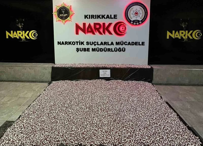 Kırıkkale’de uyuşturucu operasyonunda ele geçirilen sentetik ecza hapları ve polis ekipleri