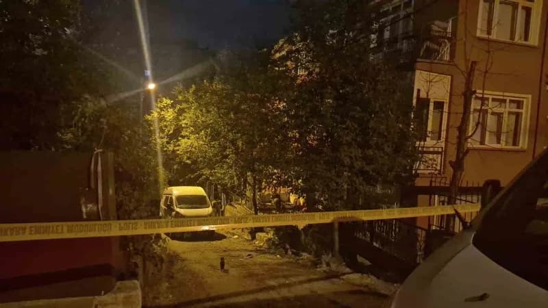 Ankara'nın Yenimahalle ilçesinde bulunan bir apartman dairesinde 3 erkek cesedi bulundu.