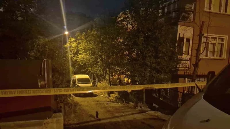 Ankara'nın Yenimahalle ilçesinde bulunan bir apartman dairesinde 3 erkek cesedi bulundu.