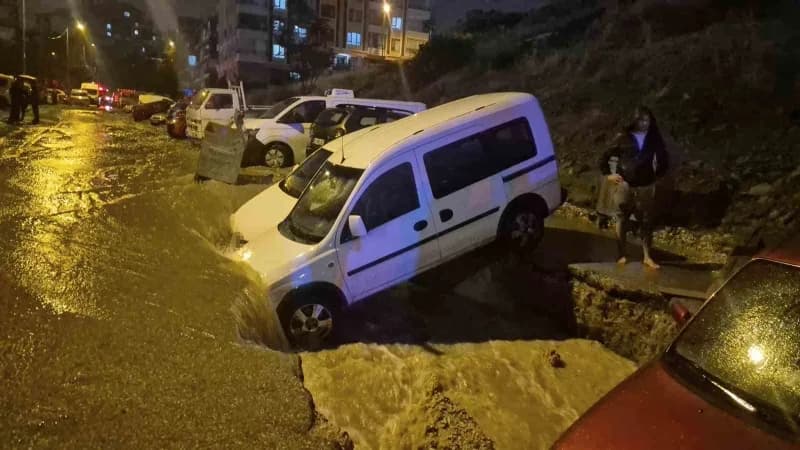 Ankara'nın Keçiören ilçesinde, sağanak yağışın etkisiyle yol çöktü. Onlar araç mahsur kaldı.