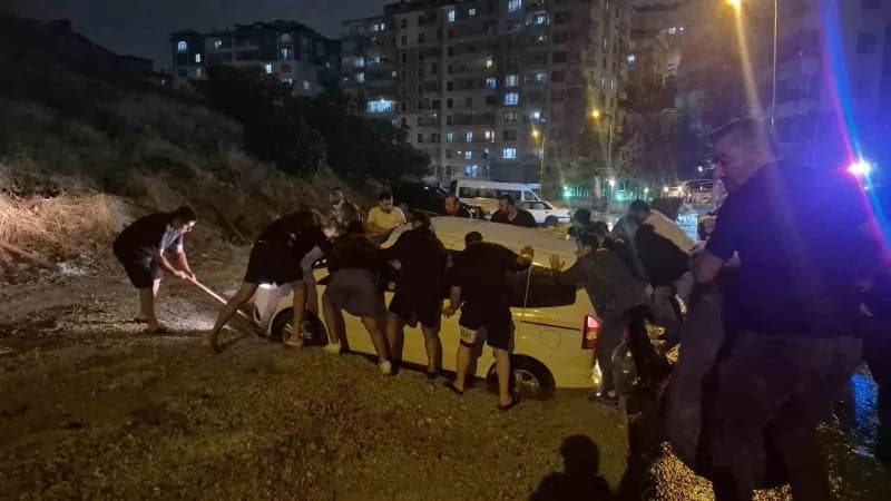 Ankara'nın Keçiören ilçesinde, sağanak yağışın etkisiyle yol çöktü. Onlar araç mahsur kaldı.