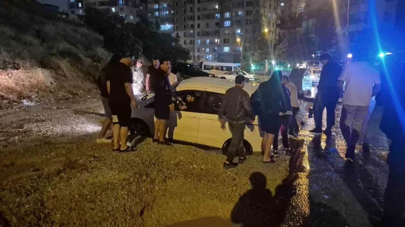 Ankara'nın Keçiören ilçesinde, sağanak yağışın etkisiyle yol çöktü. Onlar araç mahsur kaldı.