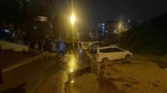 Ankara Keçiören’de sağanak yağış sonrası çöken yolda mahsur kalan araçlar ve kurtarma çalışmaları