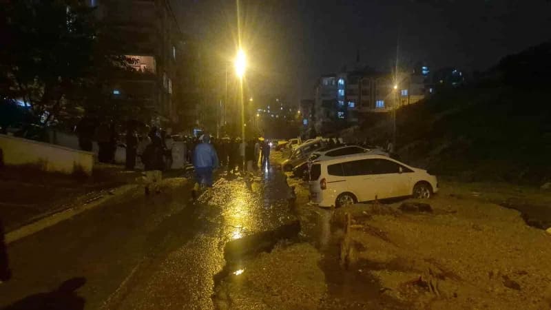 Ankara Keçiören’de sağanak yağış sonrası çöken yolda mahsur kalan araçlar ve kurtarma çalışmaları