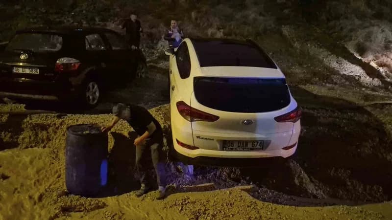 Ankara'nın Keçiören ilçesinde, sağanak yağışın etkisiyle yol çöktü. Onlar araç mahsur kaldı.