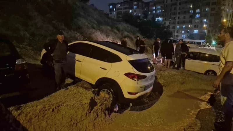 Ankara'nın Keçiören ilçesinde, sağanak yağışın etkisiyle yol çöktü. Onlar araç mahsur kaldı.