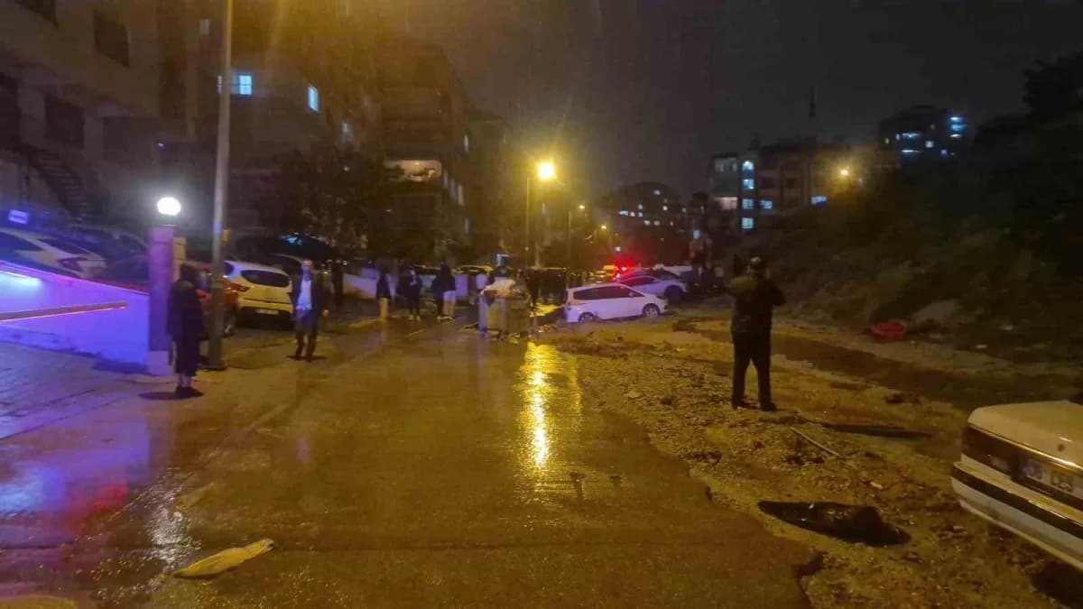 Ankara'nın Keçiören ilçesinde, sağanak yağışın etkisiyle yol çöktü. Onlar araç mahsur kaldı.