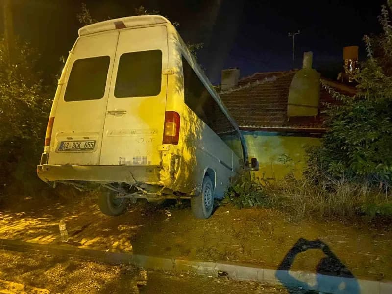 Ankara’da el freni çekilmeyen minibüs duvara çarptı