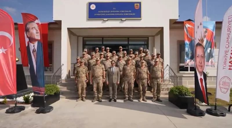 Hatay Valisi Mustafa Masatlı, hizmete alınan Antakya Demirköprü Jandarma Karakol Komutanlığı Hizmet Binası’nda incelemel
