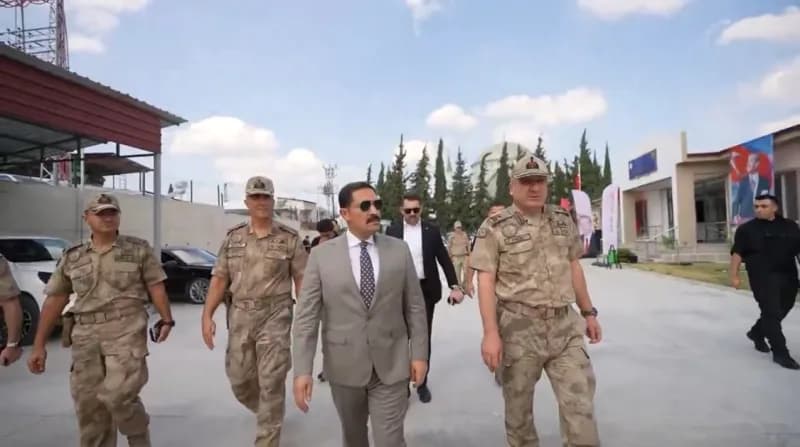 Hatay Valisi Mustafa Masatlı, hizmete alınan Antakya Demirköprü Jandarma Karakol Komutanlığı Hizmet Binası’nda incelemel