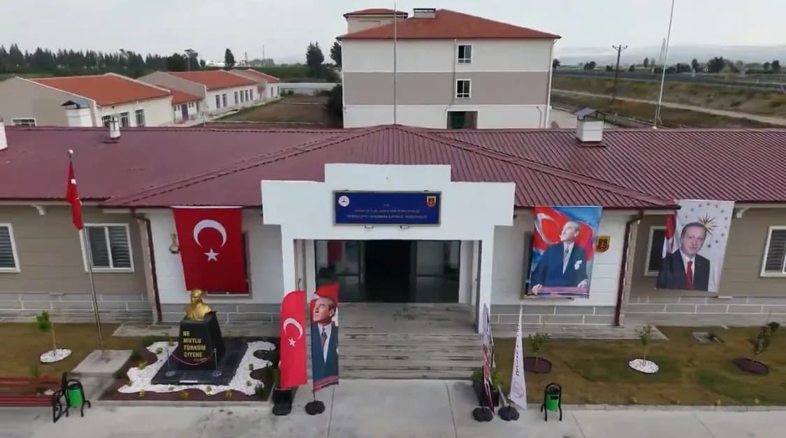 Hatay Valisi Mustafa Masatlı, Antakya Demirköprü Jandarma Karakol Komutanlığı yeni hizmet binasında inceleme yapıyor