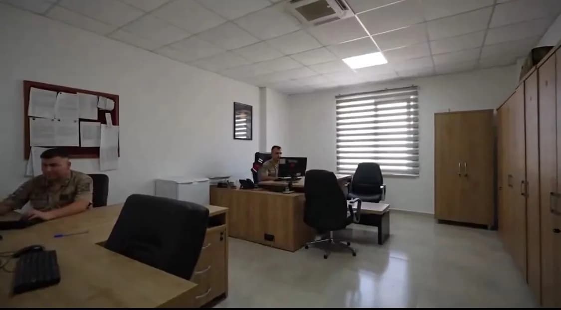 Hatay Valisi Mustafa Masatlı, hizmete alınan Antakya Demirköprü Jandarma Karakol Komutanlığı Hizmet Binası’nda incelemel